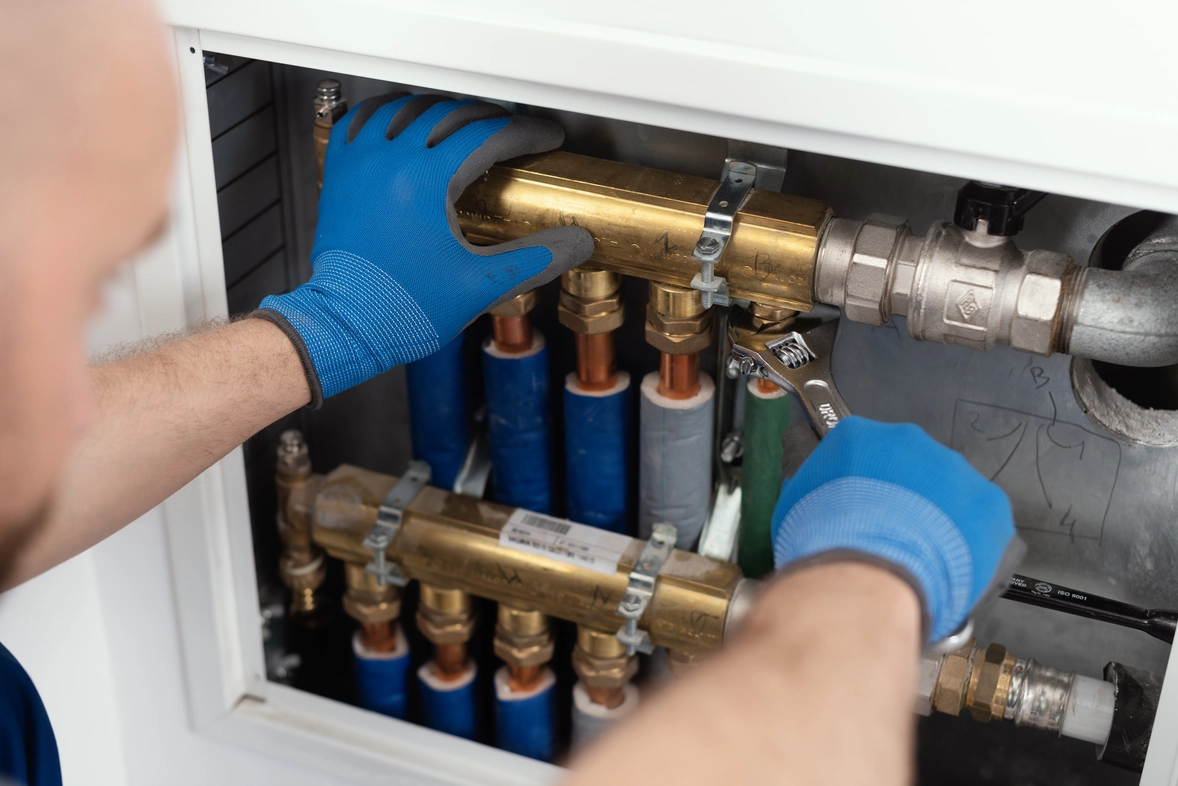 professional-plumber-installing-plumbing-manifolds-2023-11-27-05-11-24-utc (2)